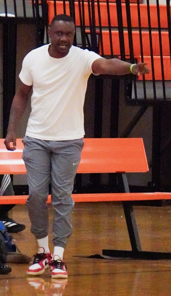 Photograph of Antonio Hicks coaching on a basketball court.
